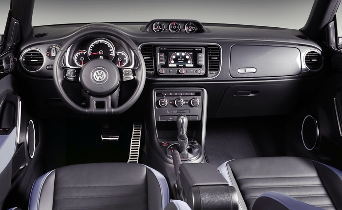Divulgação Painel do novo Volkswagen Fusca ficou bem mais moderno e masculino que o antecessor — não há mais o vasinho ao lado do volante, pensado para colocar uma fl...